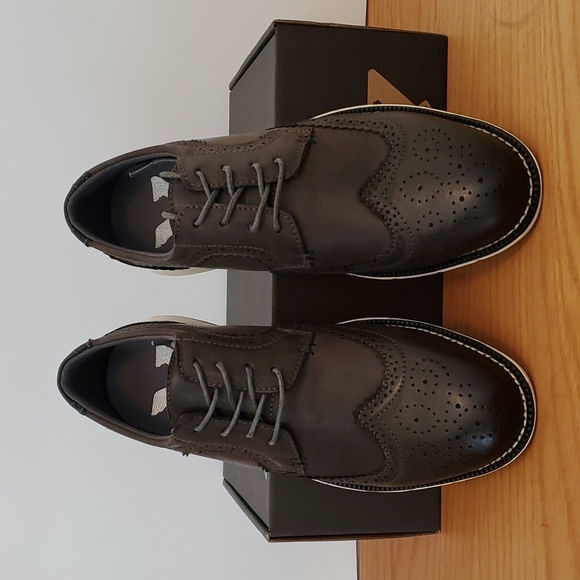 Vance Co. Drake Leather Wingtip Oxford in Dark Grey/Black - Picture 10 of 15